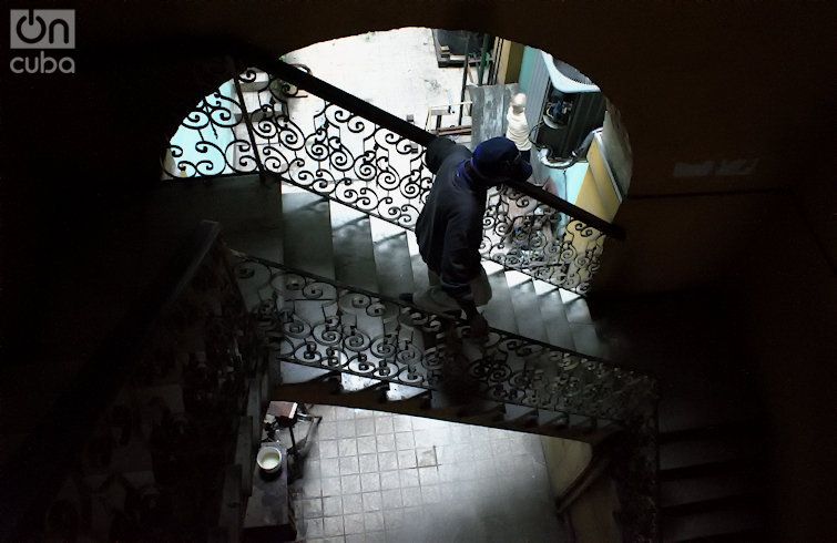 Poca iluminación en pasillos y escaleras. Foto: Otmaro Rodríguez