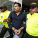 El cubano Raúl Gutiérrez conducido por dos policías tras su detención en Colombia en 2018, acusado de planear acciones terroristas. Foto: Fernando Vergara / AP / Archivo.