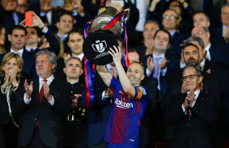 Andrés Iniesta, del Barcelona, levanta la Copa del Rey, tras derrotar al Sevilla en la final. Foto/Francisco Seco.