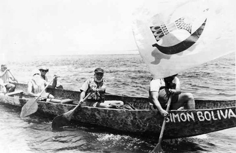Fotografía de la expedición original “En Canoa del Amazonas al Caribe”, realizada hace 30 años. En la imagen, el Dr. Núñez Jiménez (2do de derecha a izquierda) remando junto a otros expedicionarios en la canoa Simón Bolívar. Foto: Prensa Latina.