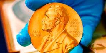 Medalla de oro del Premio Nobel otorgada a Gabriel García Márquez. Foto: Fernando Vergara / AP / Archivo.