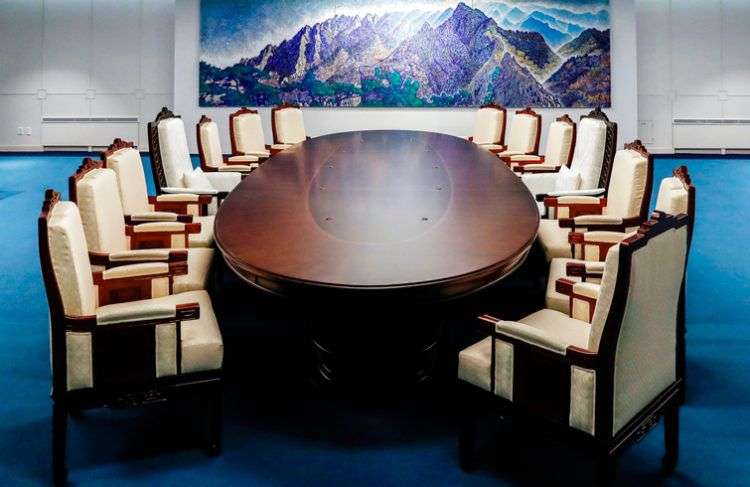 Sala donde tuvo lugar la cumbre entre los líderes de ambas Coreas y pudiera reunirse Trump y Kim, en la Casa de la Paz, ubicada en la Zona Desmilitarizada, en Corea del Sur. Foto: Casa Azul presidencial de Corea del Sur vía AP.