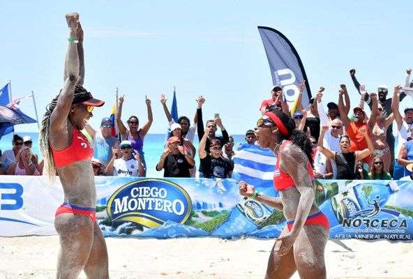 Cuba ganó la medalla de oro entre las mujeres en el circuito de Norceca, en Varadero. Foto: Ernesto Beltré.