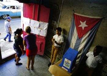 Dos mujeres buscan sus nombres en una lista de electores en un centro de votación durante los comicios municipales en La Habana, en noviembre de 2017. Foto: Ramón Espinosa / AP / Archivo.