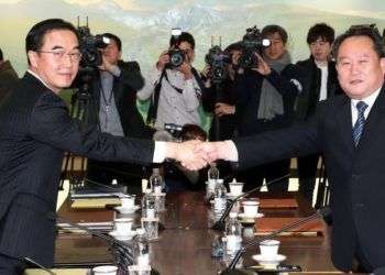 El ministro de Unificación de Corea del Sur, Cho Myoung-gyon (izquierda), estrecha la mano al responsable de la delegación norcoreana Ri Son Gwon antes de su reunión en Panmunjom, en la zona desmilitarizada, en Paju, Corea del Sur. Seúl dice que Corea del Norte enviará una delegación a los JJOO de Invierno de febrero en Corea del Sur. Foto: Korea Pool/Yonhap via AP.