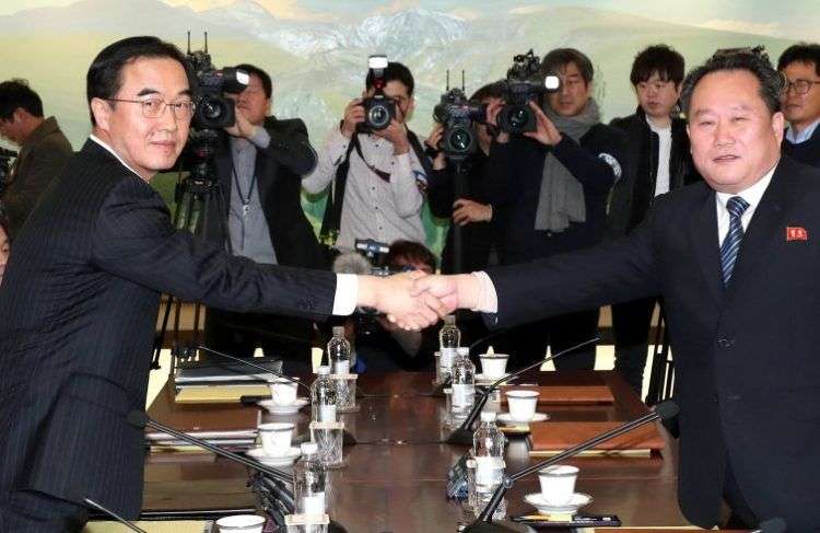 El ministro de Unificación de Corea del Sur, Cho Myoung-gyon (izquierda), estrecha la mano al responsable de la delegación norcoreana Ri Son Gwon antes de su reunión en Panmunjom, en la zona desmilitarizada, en Paju, Corea del Sur. Seúl dice que Corea del Norte enviará una delegación a los JJOO de Invierno de febrero en Corea del Sur. Foto: Korea Pool/Yonhap via AP.
