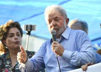 El expresidente de Brasil, Luis Inacio Lula da Silva, pronuncia un discurso ante simpatizantes en Porto Alegre, Brasil, el martes 23 de enero de 2018. Foto: Wesley Santos / AP.