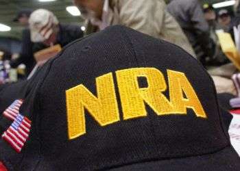 Propietarios de armas de Illinois y partidarios llenan solicitudes de la National Rifle Association. Foto: Seth Perlman / AP.