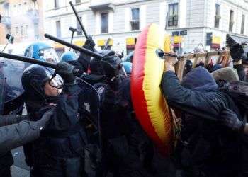 Varios policías se enfrentan con estudiantes que se oponen al partido neofascista en Milán. Foto: Matteo Bazzi / ANSA vía AP.