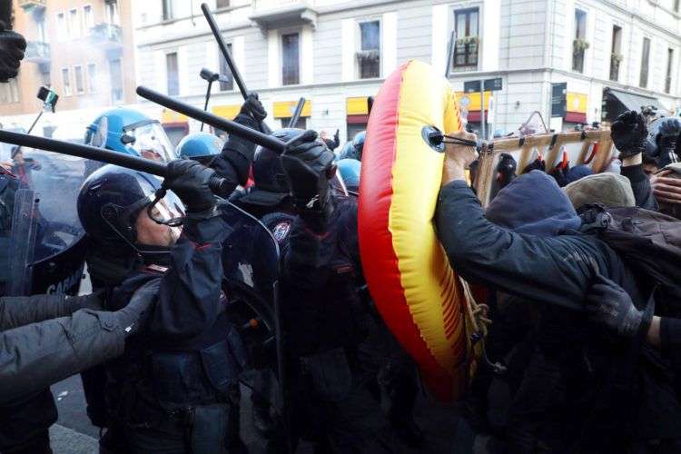 Varios policías se enfrentan con estudiantes que se oponen al partido neofascista en Milán. Foto: Matteo Bazzi / ANSA vía AP.