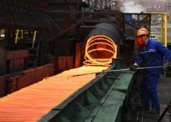 Un obrero manipula un rollo de acero en la planta siderúrgica Xiwang Special Steel en el este de China. Foto: Chinatopix vía AP.