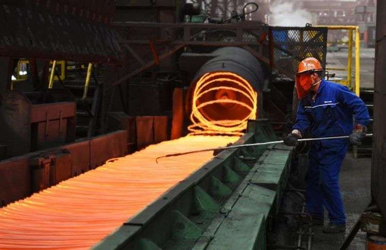 Un obrero manipula un rollo de acero en la planta siderúrgica Xiwang Special Steel en el este de China. Foto: Chinatopix vía AP.