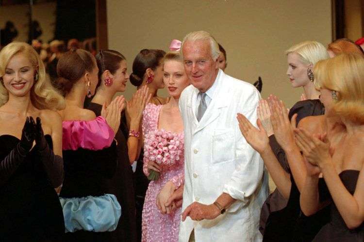 En esta foto de 1995, el diseñador francés Hubert de Givenchy es aplaudido por sus modelos tras presentar su colección otoño-invierno 1995-96 en París. Foto: Lionel Cironneau / AP.