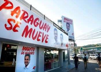 Anuncios de la campaña electoral del Partido Colorado están desplegados en una farmacia de Asunción, Paraguay. Foto: Jorge Saenz / AP.