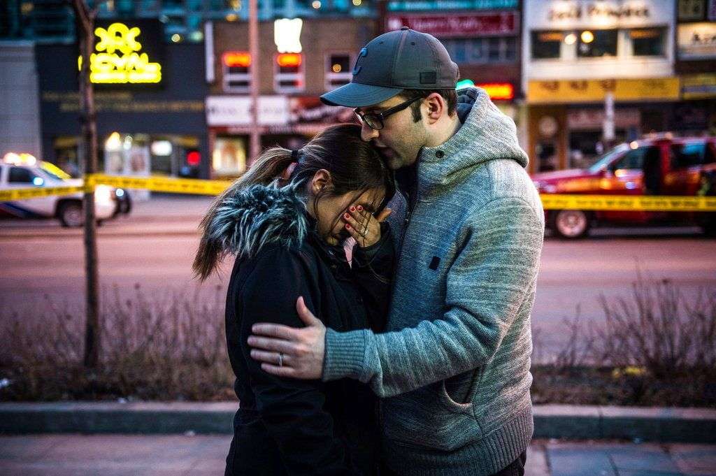 Testigos de los momentos posteriores a un atropello masivo que dejó varios muertos en Toronto. Foto: Aaron Vincent Elkaim / The Canadian Press vía AP.