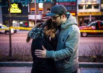 Testigos de los momentos posteriores a un atropello masivo que dejó varios muertos en Toronto. Foto: Aaron Vincent Elkaim / The Canadian Press vía AP.