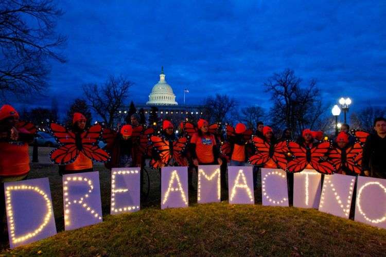 Manifestantes marchan en apoyo al programa de Acción Diferida para los Llegados en la Infancia (DACA) fuera del Capitolio en Washington, en enero. Foto: José Luis Magana / AP.