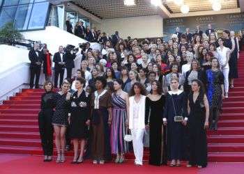 Ochenta y dos mujeres de la industria cinematográfica protestan en los escalones del Palacio de Festivales para exigir igualdad de género en la industria. Foto: Joel C Ryan / Invision/AP.