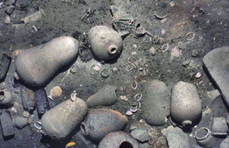 Jarras de cerámica y otros artículos del galeón español San José, hundido hace 300 años ante las costas de Colombia. Foto: Woods Hole Oceanographic Institution via AP.