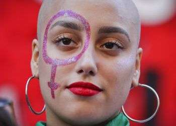 Una activista en favor del aborto con un símbolo de Venus pintado en la cara escucha un discurso afuera del Congreso durante la presentación de un proyecto de legalización en Buenos Aires. Foto: Victor R. Caivano / AP.