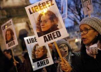 Manifestantes muestran carteles que dicen "Liberen a Ahed" el 4 de enero de 2018 en París. Ahed Tamimi, joven palestina de 17 años, será juzgada por un tribunal militar israelí por abofetear a dos soldados israelíes. Foto: Christophe Ena / AP.