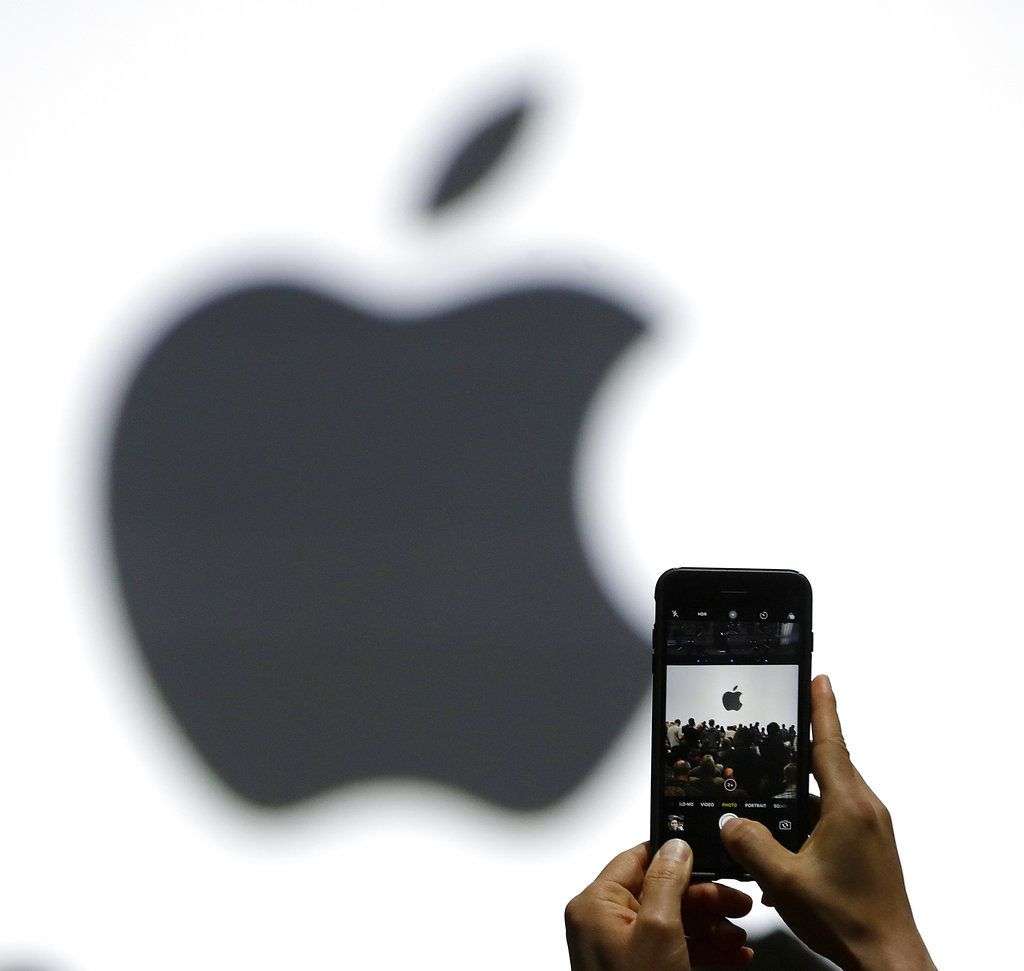 Una persona toma una foto con un iPhone en la conferencia anual de desarrolladores de Apple, en San José, California. Foto: Marcio José Sánchez. Foto: AP.