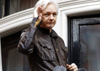 Julian Assange desde un balcón de la embajada ecuatoriana en Londres. Foto: Frank Augstein / AP.
