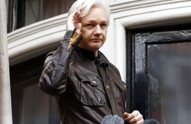 Julian Assange desde un balcón de la embajada ecuatoriana en Londres. Foto: Frank Augstein / AP.