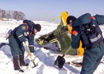 En esta foto distribuida por el Ministerio de Situaciones de Emergencia ruso, un equipo trabaja en el lugar donde cayó el avión ruso. Foto: Ministerio de Situaciones de Emergencia / via AP.