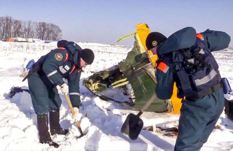 En esta foto distribuida por el Ministerio de Situaciones de Emergencia ruso, un equipo trabaja en el lugar donde cayó el avión ruso. Foto: Ministerio de Situaciones de Emergencia / via AP.