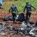 Personal cubano trabaja el domingo 20 de mayo en el lugar del accidente del vuelo DMJ-972 de Cubana de Aviación en La Habana. Foto: Marcelino Vázquez / EFE.