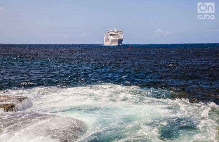 Crucero entrando a la bahía de La Habana. Foto: Claudio Pelaez Sordo.