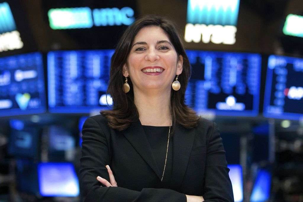 Stacey Cunningham en la sede de la bolsa. Cunningham se convertirá en la 67ta persona que ocupa la presidencia de la entidad, la primera vez que una mujer encabeza el NYSE en sus 226 años de historia. Foto: Alyssa Ringler / NYSE vía AP.