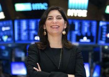 Stacey Cunningham en la sede de la bolsa. Cunningham se convertirá en la 67ta persona que ocupa la presidencia de la entidad, la primera vez que una mujer encabeza el NYSE en sus 226 años de historia. Foto: Alyssa Ringler / NYSE vía AP.