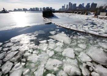 Bloques de hielo flotan en el puerto de Boston, 3 de enero de 2018. Tras una semana de temperaturas gélidas, el noreste de Estados Unidos espera una fuerte tormenta invernal. Foto: Michael Dwyer / AP.