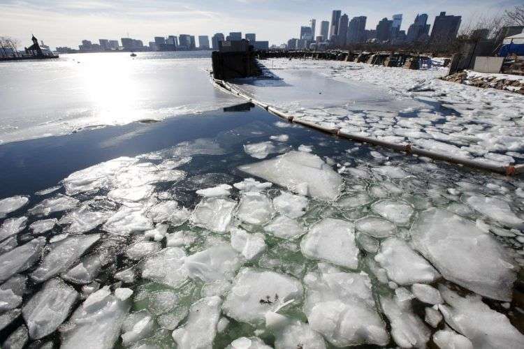 Bloques de hielo flotan en el puerto de Boston, 3 de enero de 2018. Tras una semana de temperaturas gélidas, el noreste de Estados Unidos espera una fuerte tormenta invernal. Foto: Michael Dwyer / AP.