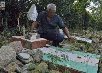 Andrés Castañeda realizó el primer enterramiento en el cementerio para perros de Alamar. Foto: Otmaro Rodríguez.