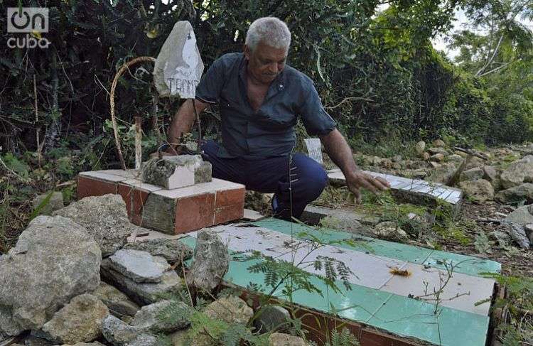 Andrés Castañeda realizó el primer enterramiento en el cementerio para perros de Alamar. Foto: Otmaro Rodríguez.
