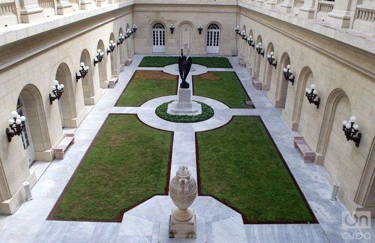 Lucifer (El diablo), hecha por un escultor italiano. Patio interior del Capitolio. Foto: Otmaro Rodríguez.