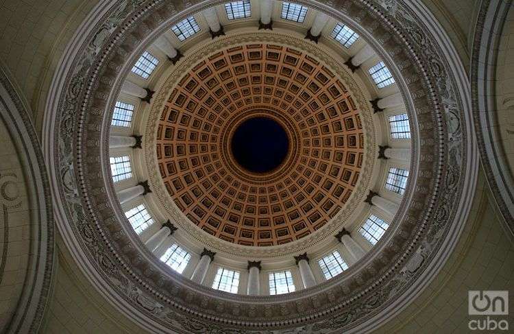 La cúpula del Capitolio de La Habana, divide al ala norte del sur. Foto: Otmaro Rodríguez.