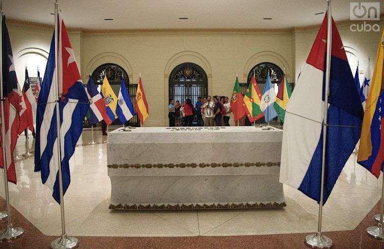 Las banderas pertenecen a 34 naciones que de una manera u otra han ayudado a la formación de la nación cubana. Foto: Otmaro Rodríguez.