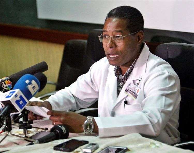 El director del hospital Calixto García, doctor Carlos Alberto Martínez, ofrece rueda de prensa hoy en La Habana. Foto: Ernesto Mastrascusa / EFE.