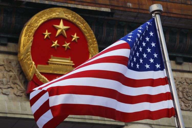 Bandera estadounidense frente al símbolo patrio chino durante la ceremonia de llegada del presidente estadounidense Donald Trump en Beijing, noviembre de 2017. Foto: Andy Wong / AP.
