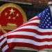 Bandera estadounidense frente al símbolo patrio chino durante la ceremonia de llegada del presidente estadounidense Donald Trump en Beijing, noviembre de 2017. Foto: Andy Wong / AP.