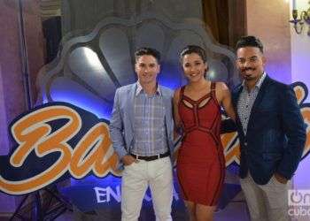 Camila Arteche, Carlos Solar y Marlon Pijuán, presentadores de Sonando en Cuba 2. Foto: Regino Sosa.