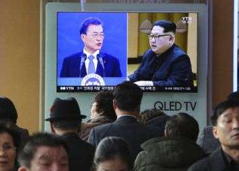 Imágenes del líder norcoreano Kim Jong Un (der) y del presidente surcoreano Moon Jae-in (izq) en una televisión en Seúl. Foto: Ahn Young-joon / AP.