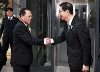 El viceministro surcoreano de Unificación, Chun Hae-sung (derecha), saluda al jefe de la delegación norcoreana Jon Jong Su antes de su reunión en Panmunjom en la zona desmilitarizada en Paju, Corea del Sur, el 17 de enero de 2018. Foto: Ministerio de Unificación de Corea del Sur via AP.