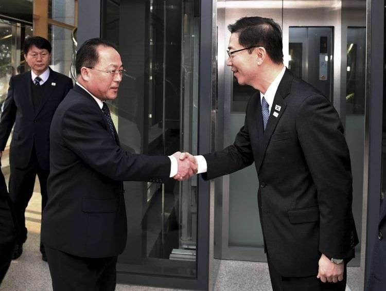 El viceministro surcoreano de Unificación, Chun Hae-sung (derecha), saluda al jefe de la delegación norcoreana Jon Jong Su antes de su reunión en Panmunjom en la zona desmilitarizada en Paju, Corea del Sur, el 17 de enero de 2018. Foto: Ministerio de Unificación de Corea del Sur via AP.