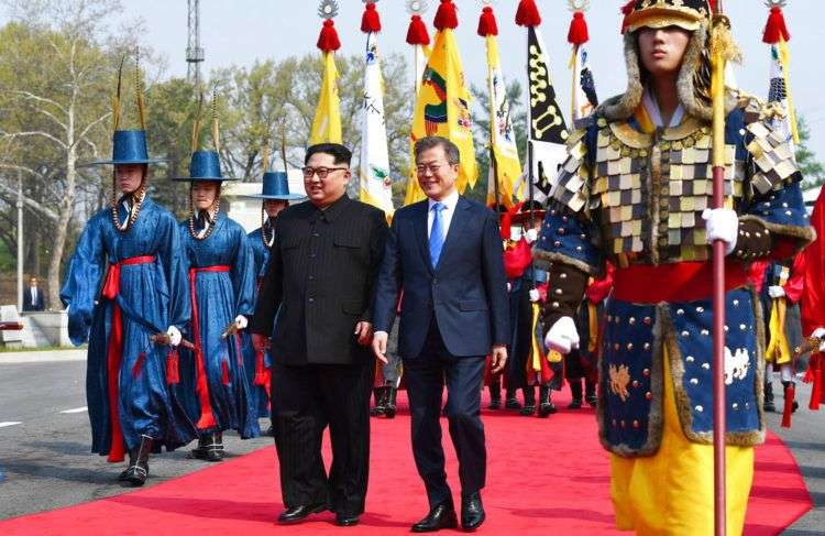 Kim Jong Un (izquierda), y el presidente de Corea del Sur, Moon Jae-in, caminan juntos por la localidad fronteriza de Panmunjom. Foto: Cumbre de Corea Press Pool via AP.