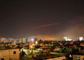 Fuego antiaéreo cruza el cielo de Damasco como defensa a un ataque estadounidense sobre la capital siria en la madrugada del sábado 14 de abril. Foto: Hassan Ammar / AP.
